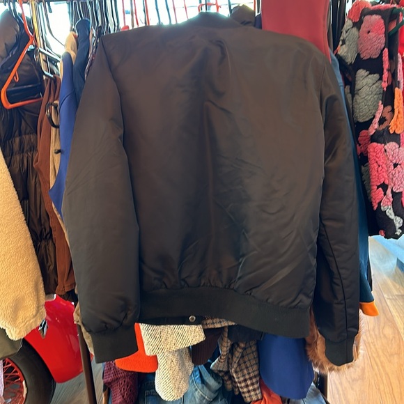 Like New Black Bomber Jacket Snap Buttons Inside Pocket Warm - Picture 2 of 3